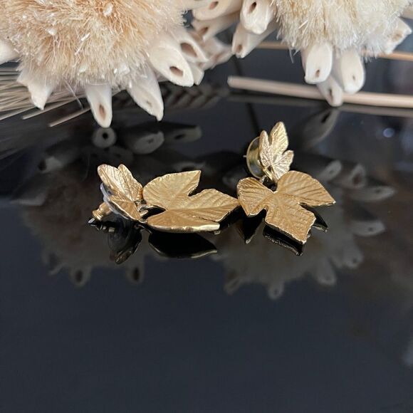 Vintage 90s Trifari Leaf Dangle Drop Earrings Gold Tone  VINTAGE Gold tone leaf trifari rare dangle earrings